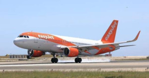 Orly : விமானத்துடன் மோதிய வாகனம்!!