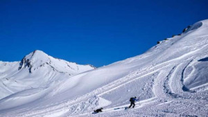 மலைப்பிளவுகளுக்குள் விழுந்த இருவர் பலி!!