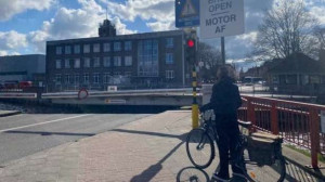 ஆற்றுக்குள் விழுந்த மகிழுந்து... இரண்டு பிரெஞ்சு நபர்கள் பலி!!