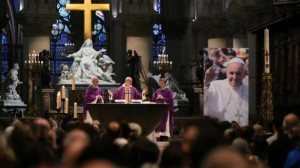 போப்பாண்டவருக்காக நோர்து-டேம் தேவாலயத்தில் நள்ளிரவு வரை மக்கள் கூட்டம்!!