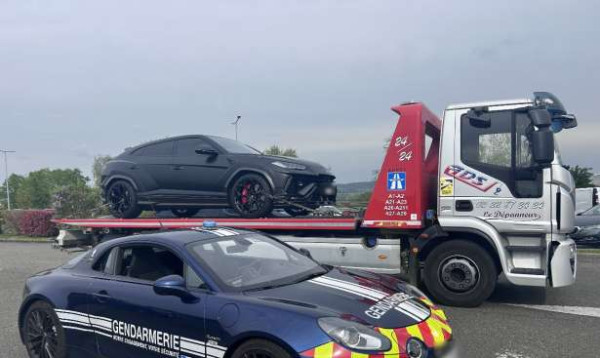 லம்போர்கினி மகிழுந்தை ஜொந்தாமினரிடம் பறிகொடுத்துவிட்டு - நடந்து சென்ற நபர்!!