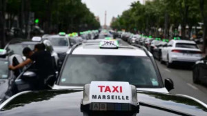 எட்டாவது நாளாக வாடகை மகிழுந்து சாரதிகள் ஆர்ப்பாட்டம்!!