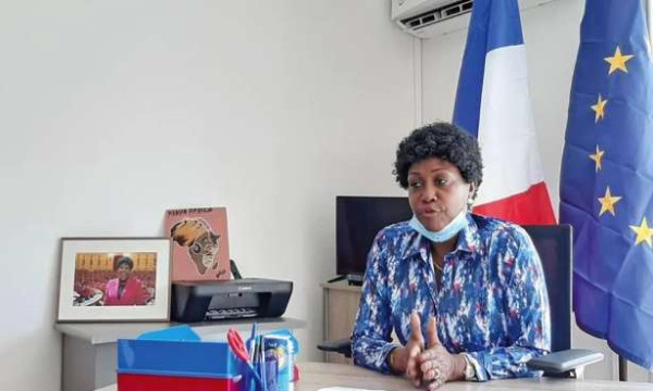 110 பெட்டி சிகரெட்டுக்களுடன் விமானநிலையமூடாக பயணித்த - பெண் செனட்சபை அங்கத்தவர் !!