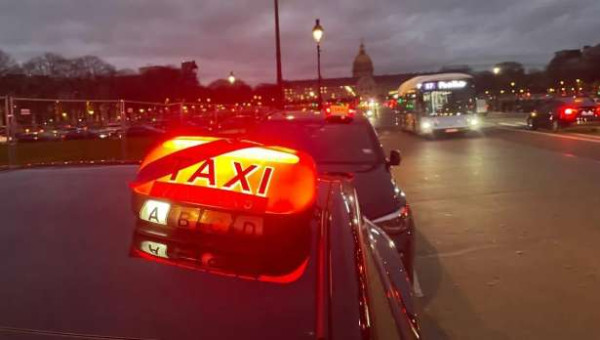 விமான நிலையங்கள் - அமைச்சகங்கங்கள் முடக்க திட்டம்!!