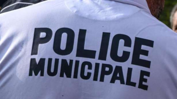 Yvelines : காவல்துறையினர் மீது கத்திக்குத்து! - பெண் கைது!!