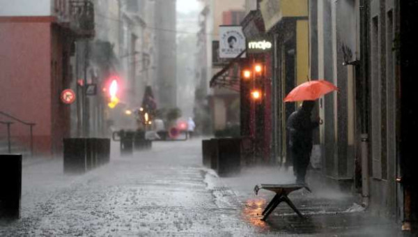 இடி மின்னல், மழை வெள்ளம் : 9 மாவட்டங்களுக்கு செம்மஞ்சள் எச்சரிக்கை!!