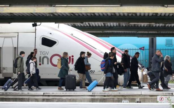 நிலையத்தில் நிற்காமல் பயணித்த TGV! - 80 பயணிகள் தவிப்பு!!