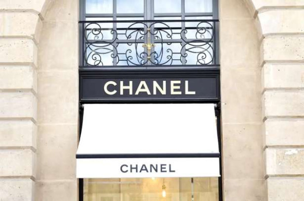 பரிஸ் : Chanel காட்சியறை கொள்ளை! - நால்வர் தலைமறைவு!!