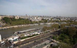 பரிஸ் : சென் நதிக்குள் பாய்ந்த மகிழுந்து!!