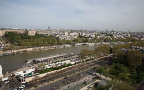 பரிஸ் : சென் நதிக்குள் பாய்ந்த மகிழுந்து!!