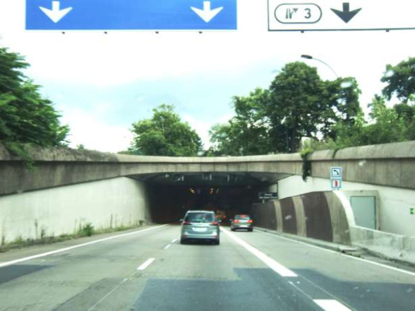 Saint-Cloud சுரங்கத்துக்குள் தீ.. போக்குவரத்து பாதிப்பு!!