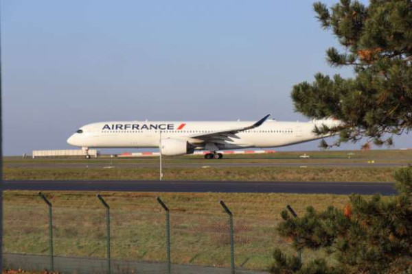 பரிசை நோக்கி பறந்துவந்த A320 விமானம்! - சூரிச்சில் அவசர தரையிறக்கம்!!