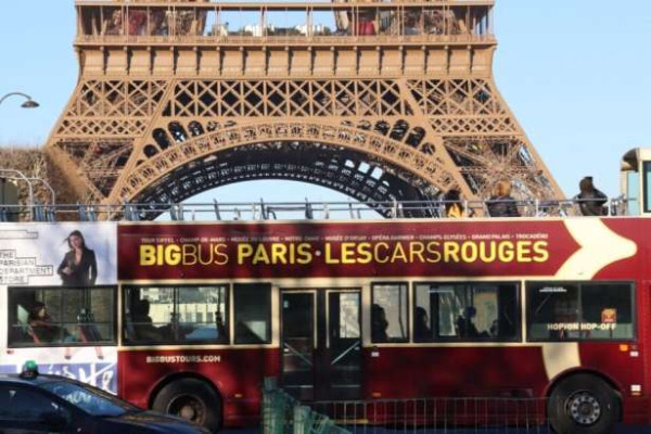 ஈஃபிள் கோபுரத்துக்கு அருகே கத்திக்குத்து தாக்குதல்!!