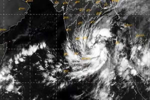 இலங்கையில் காற்றழுத்த தாழ்வு நிலை இன்று புயலாக மாறும் அபாயம்