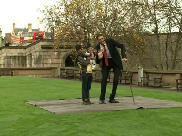 உலகின் மிக உயரமான மனிதரும், மிகக் குட்டையான மனிதரும் நேருக்கு நேர் சந்திப்பு!