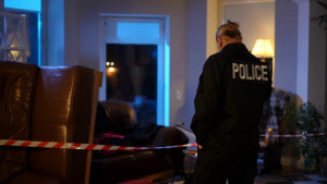 Stains : வீடொன்றில் இருந்து பெண்ணின் சடலம் மீட்பு!!