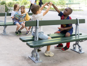 பரிஸில் சிறுவர்களுக்கேற்ற சிறிய பெஞ்ச்கள்!!