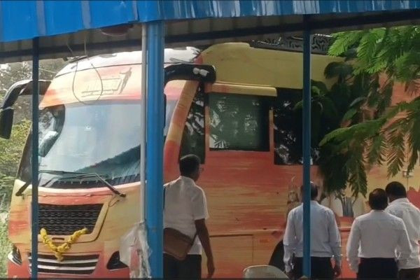 விஜய் பிரசாரத்திற்கு பயன்படுத்தும் பேருந்தில் சிபிஐ  அதிகாரிகள் சோதனை