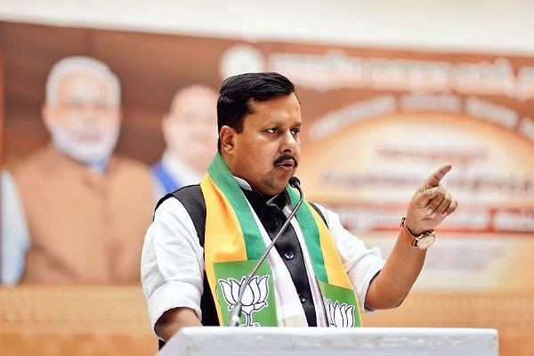 பாஜவின் புதிய தேசிய தலைவராக  நிதின் நபின் தேர்வு!