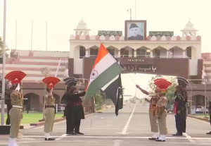 12 நாட்கள் கழித்து அட்டாரி-வாகா எல்லையில் கொடியிறக்க நிகழ்வு