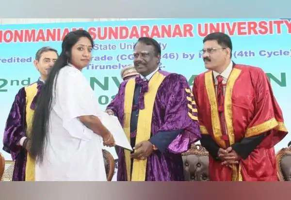 முனைவர் பட்டம் பெற்றும் மேடை நாகரிகமில்லா பெண்: கவர்னரை புறக்கணித்ததால் சர்ச்சை