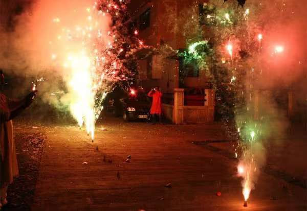 தமிழகத்தில் பட்டாசு வெடிக்க காலை ஒரு மணி நேரம், மாலை ஒரு மணி நேரம் அனுமதி