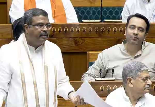 அரசியல் காரணங்களுக்காக தமிழகத்தில் கல்வி கொள்கைக்கு எதிர்ப்பு