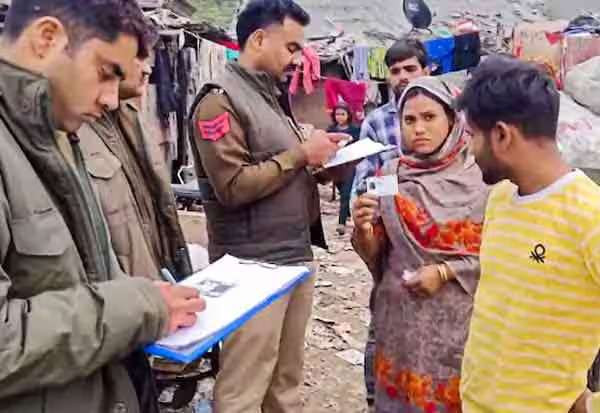 டில்லியில் சட்டவிரோத குடியேற்றம்; வெளிநாட்டினர் 132 பேர் நாடு கடத்தல்!