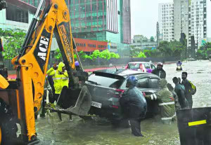 புயல், மழையால் கடலுார் முதல் சென்னை வரை...ஸ்தம்பித்தது
