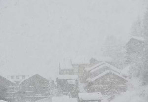 ஹிமாச்சலில் வரலாறு காணாத பனிப்பொழிவு; 700 சுற்றுலா பயணிகள் சிக்கி தவிப்பு 