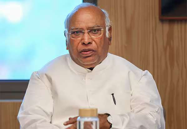 கர்நாடகா பிரச்னைக்கு சோனியா, ராகுலுடன் ஆலோசித்து முடிவு: கார்கே