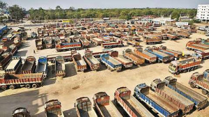 6 லட்சம் லாரிகள் ஓடவில்லை: கர்நாடகா ஸ்தம்பிக்கிறது