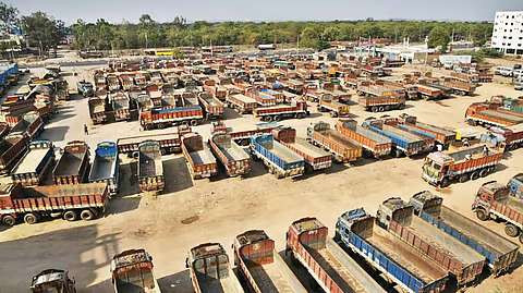6 லட்சம் லாரிகள் ஓடவில்லை: கர்நாடகா ஸ்தம்பிக்கிறது
