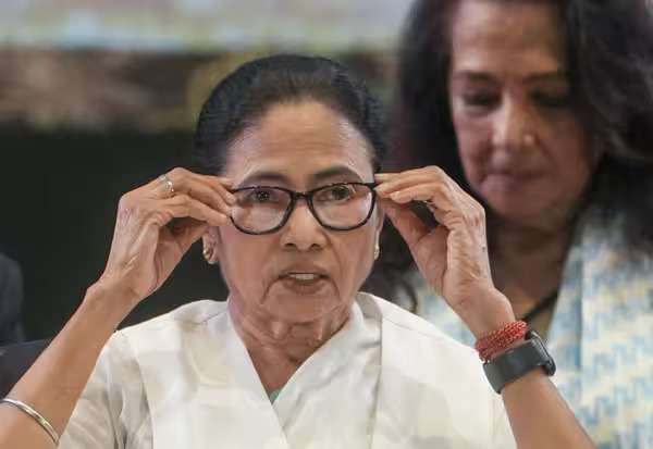 பெண்கள் இரவில் தனியாக வெளியில் செல்லக்கூடாது; சொல்கிறார் மம்தா பானர்ஜி 