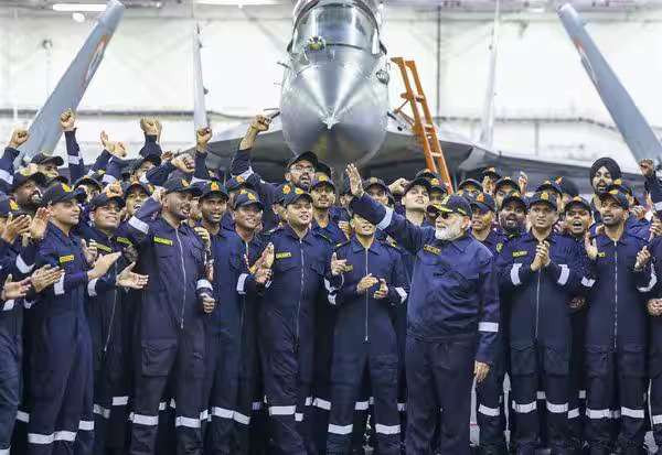 வீரர்களுடன் தீபாவளி கொண்டாடிய பிரதமர் புகழாரம்