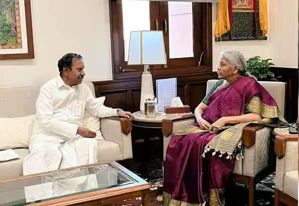 அமைச்சர் நிர்மலா சீதாராமனுடன் அ.தி.மு.க., எம்.பி., தம்பிதுரை சந்திப்பு