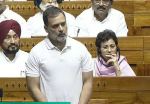 போர் விமானிகளின் கைகளை கட்டிப்போட்டு விட்டீர்கள்: லோக்சபாவில் ராகுல் குற்றச்சாட்டு