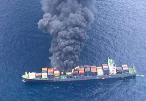 நடுக்கடலில் வெடித்து சிதறும் கப்பலை நகர்த்தும் பணி தீவிரம் 