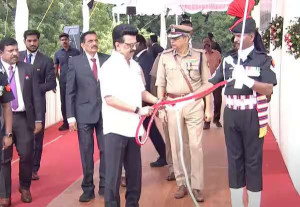 சென்னை கோட்டை கொத்தளத்தில் தேசியக்கொடி ஏற்றினார் முதல்வர் ஸ்டாலின்