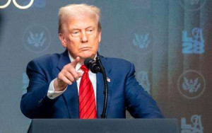 இந்தியா மீது வரி 50 சதவீதமாகிறது: டிரம்ப் தொடர்ந்து அடாவடி