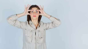 கண்களுக்கு  ஆபத்தை உண்டாக்கும் அழகு சாதன பொருட்கள்.