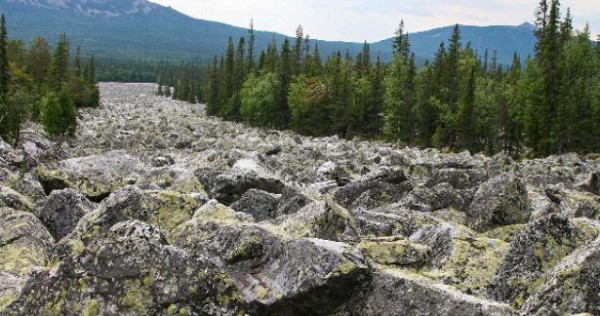  கண்களுக்கு தண்ணீர் தெரியாத விசித்திர நதி!  ரஷ்யாவில் அதிசயம்