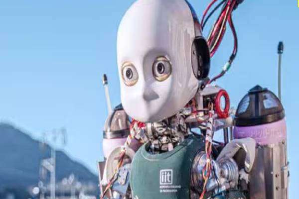 உலகின் முதல் பறக்கும் மனித உருவ ரோபோ.., குழந்தை முகத்தால் இணையத்தில் விமர்சனம்