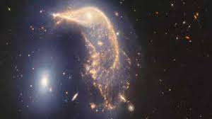 விண்வெளியில் 2 விண்மீன் திரள்கள் இணையும் புகைப்படத்தை வெளியிட்ட நாசா