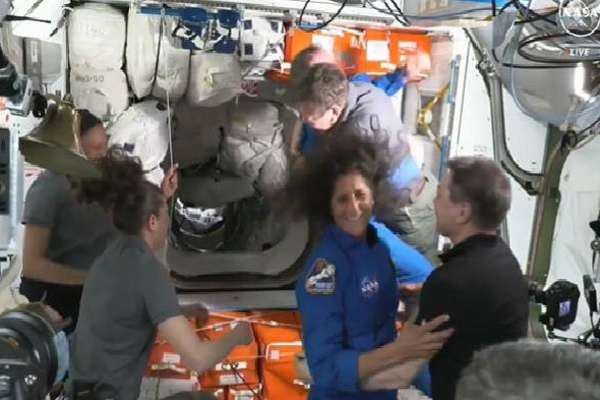  விண்வெளி மையத்திற்கு சென்ற சுனிதா வில்லியம்ஸ்... 