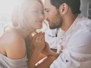 திருமண உறவில் இருப்பவர்கள் அடிக்கடி முத்தமிட வேண்டும்