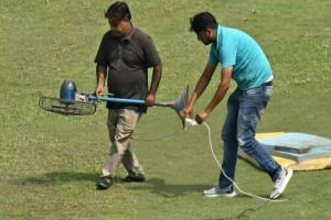 நவீன வசதி இல்லாததால் - மின்விசிறியை வைத்து கிரிக்கெட் மைதானத்தை காயவைத்த ஊழியர்கள்