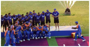 பாகிஸ்தான் அமைச்சர் கையில் இருந்து பெற மறுத்த இந்திய அணி