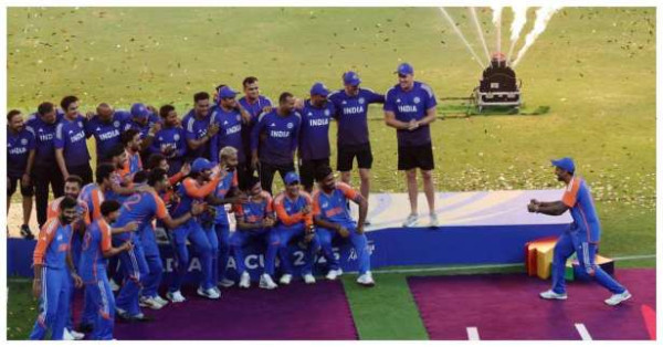 பாகிஸ்தான் அமைச்சர் கையில் இருந்து பெற மறுத்த இந்திய அணி