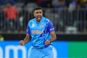 ஆப்கான் வீரருக்கு ஆதரவாக கேள்வி எழுப்பிய அஸ்வின்